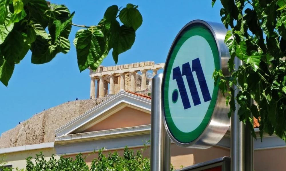 Έφοδος αγνώστων στο μετρό της Ακρόπολης: Έγραψαν συνθήματα, έβαψαν αγάλματα